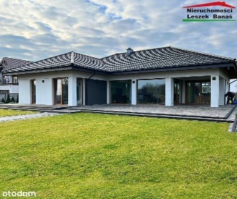 Dom z linią brzegową nad jeziorem