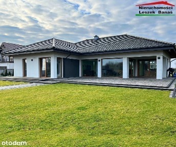 Dom z linią brzegową nad jeziorem