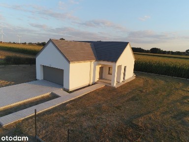 Nowy dom parterowy z wysokim salonem i kuchnią