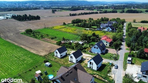 Nowe domy w sąsiedztwie terenów zielonych / Ujazd