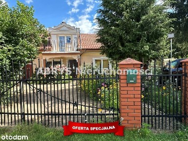 Dom nad jeziorem, z prywatnym pomostem.