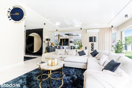 Luksusowa nowoczesna willa z wewnętrznym basenem