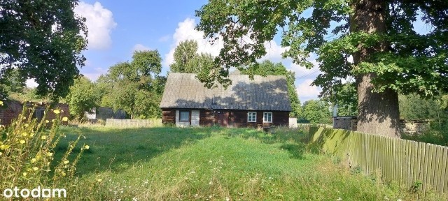 Drewniany dom z zabudowaniami gospodarczymi