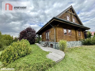 Drewniany dom z bali z widokiem na las