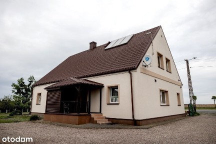 Dom na wsi z dużym ogrodem i garażami