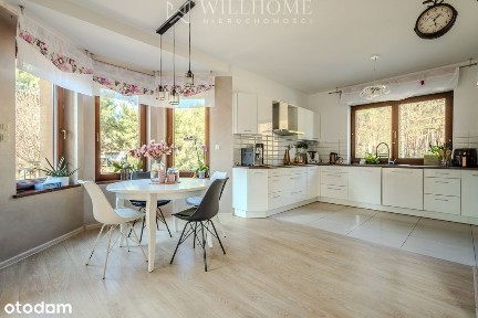 Piękny dom w sąsiedztwie lasu