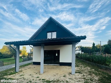 Dom wolnostojący w cichej i spokojnej okolicy.