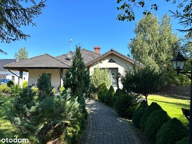 Dom z budynkami gospodarczymi w Chełchach