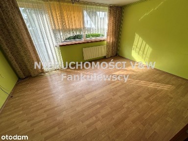 Środkowa szeregówka w otoczeniu zieleni