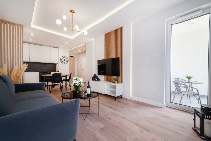 Luksusowy NOWY apartament z ogródkiem nad morzem Rok budowy 2025