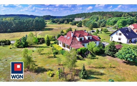 Bajeczny dom w okolicy lasów i jezior