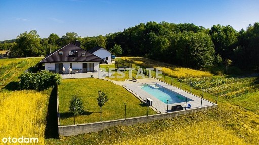 Komfortowy dom z basenem i budynkiem gospodarczym