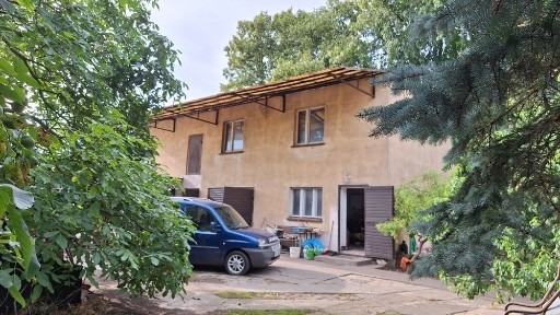 Dom z budynkami gospodarczymi