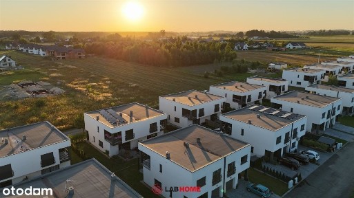 Komfortowy bliźniak na zielonym uboczu aglomeracji