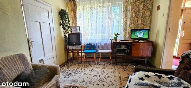 Mały domek z pięknym ogrodem