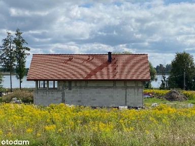 Dom z pomostem nad jeziorem na półwyspie KAL - Szlak WJM - Mazury