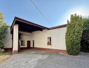 Dom z dużym garażem i budynkiem gospodarczym