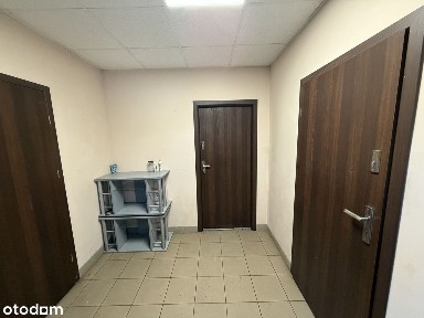 Hostel w oddzielnym domu z 4 sypialniami i parkingiem