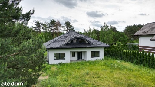 Otoczony zielenią nowoczesny dom w Brzezinach