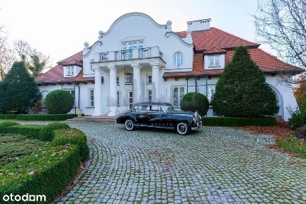 Zabytkowy zespół dworsko-parkowy wraz ze stadniną