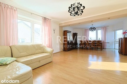 Dom wolnostojący, garaż na dwa miejsca, działka.