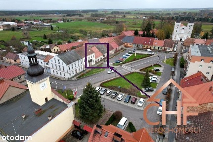 Dom w zwartej zabudowie z garażem wolnostojącym