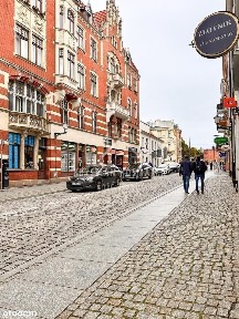 Duży lokal przy ruchliwej ulicy.