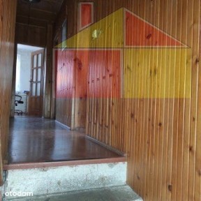 Dom dwukondygnacyjny z balkonem.