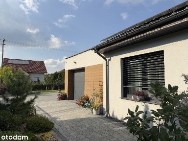 Nowoczesny dom z pięknym ogrodem oraz tarasem