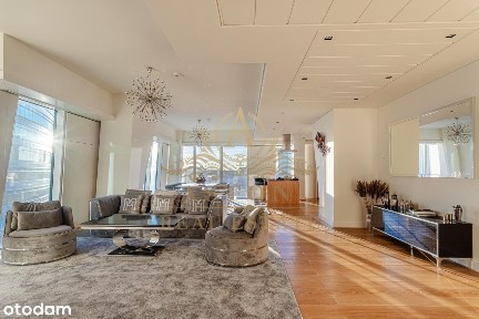 Unique 3-bedroom apartment on Złota 44