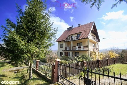 Dwupiętrowy dom z dużą działką