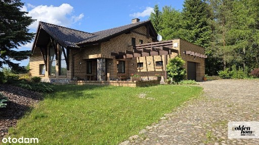 Dom na wzgórzu z dużymi budynkami gospodarczymi