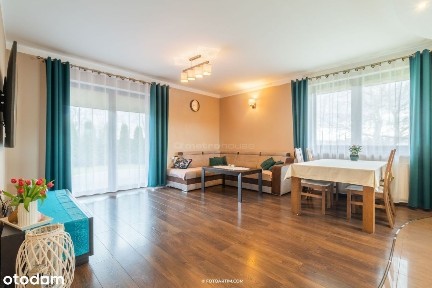 Komfortowy dom położony na obrzeżach miasta.