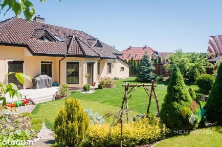 Nowoczesny wolnostojący dom z garażem przy lesie