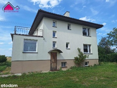 Duży dom z budynkami gospodarczymi