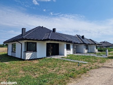 Nowoczesny Dom z Wiatą Garażową