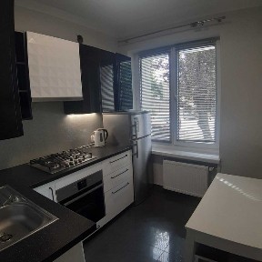 Wynajmę mieszkanie w centrum z parkingiem.