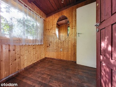 Działka z budynkiem w spokojnej okolicy