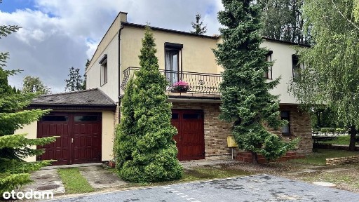 Dom jednorodzinny z ogrodem, tarasem i basenem.