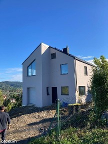 Dom nad jeziorem żywieckim z widokiem na góry