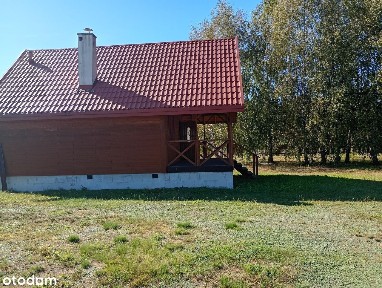 Urokliwy dom w Lasach Janowskich