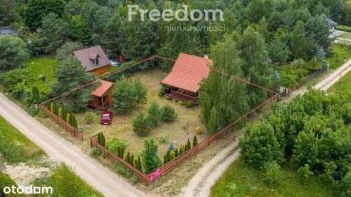 Dwa domki letniskowe nad jeziorem, Szkotowo