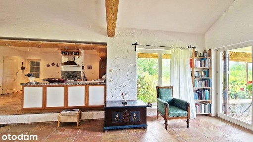 Dom nad jeziorem z linią brzegową