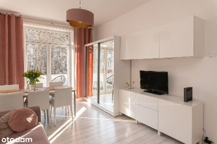 Widok z balkonu na zieleń patio.