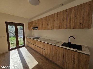 Nowoczesny dom z przytulnym ogrodem w zabudowie szeregowej