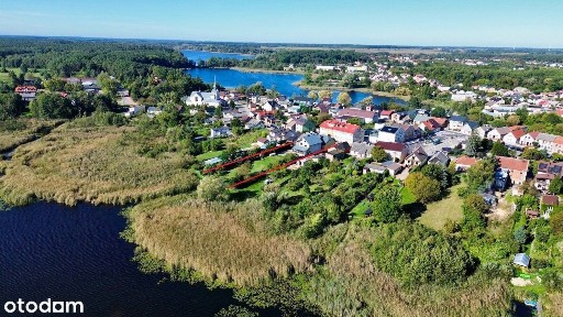 Dom i sklep w centrum nad jeziorem