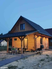 Drewniany dom z poddaszem i garażem w spokojnej okolicy