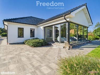 Parterowy dom z przeszklonym ogrodem w Kątach