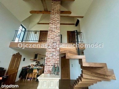 Nietuzinkowy dom na ścianie lasu