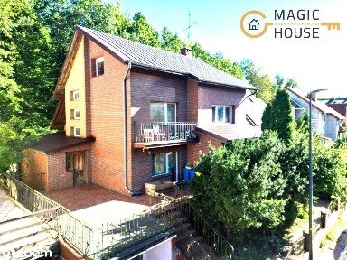 Dom ze ścianą lasy | Wolnostojący | Ogród | Garaż